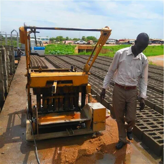 Macchina per la produzione di blocchi di cemento per la deposizione delle uova con motore diesel in Mozambico